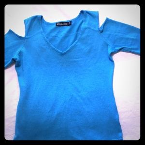 Cold shoulder lightweight short sleeve knit top